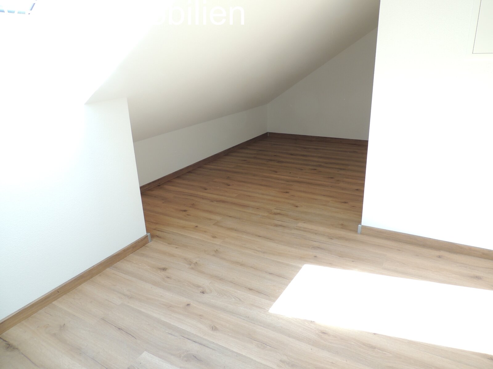 *** Sehr schöne renovierte Dachgeschoss-Wohnung ***