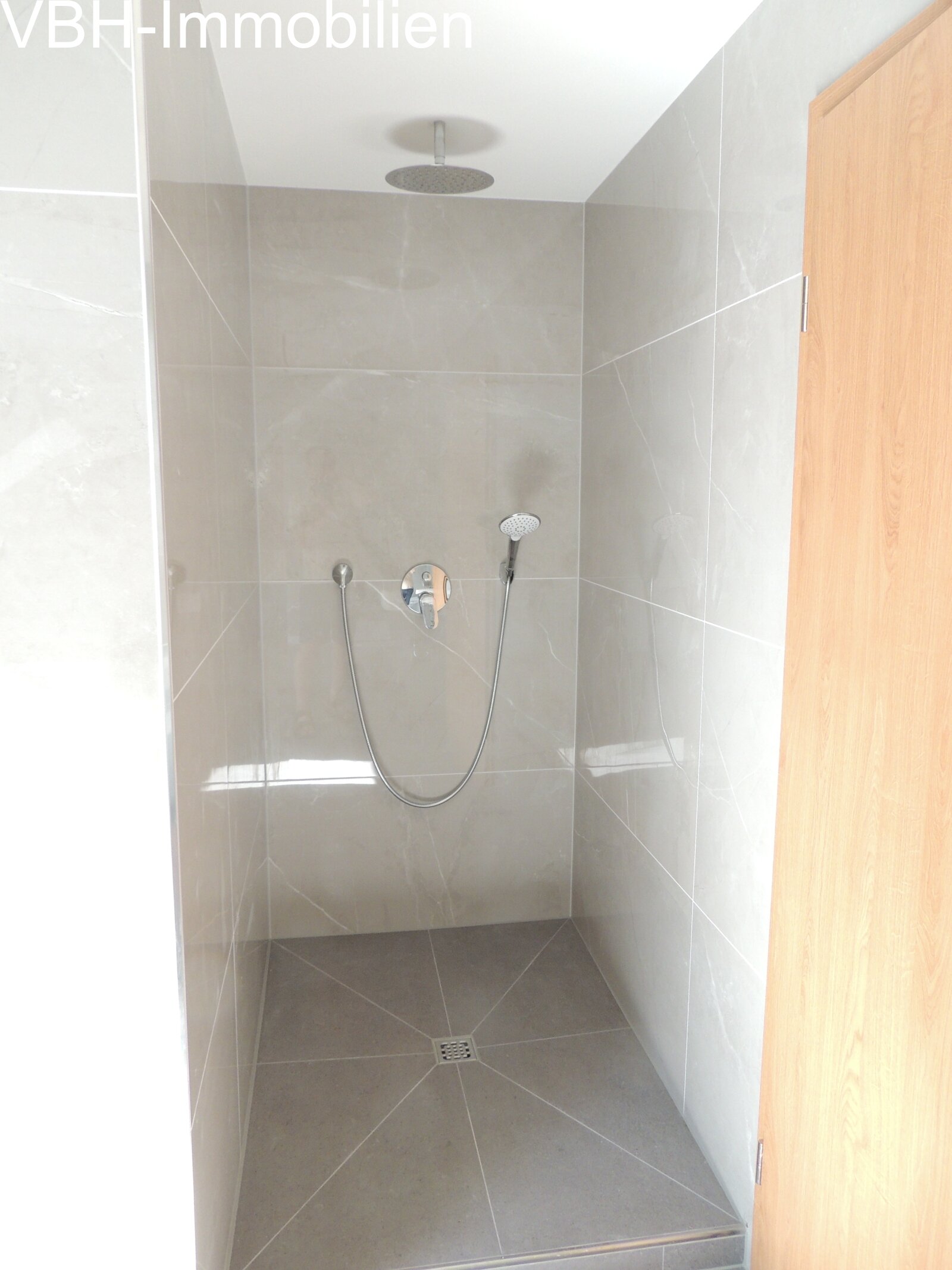 *** Sehr schöne renovierte Dachgeschoss-Wohnung ***